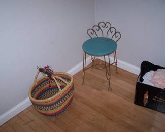 VANITY SEAT & BASKET