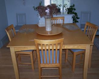 MAPLE DINETTE TABLE/ LEAF & 4 CHAIRS