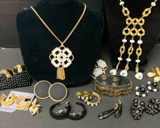 CT361Gold Tone White  Black Costume Jewelry