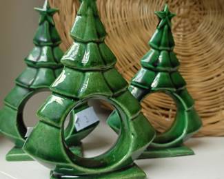 Green ceramic Christmas tree napkin rings set, holiday table setting, festive napkin holders, Christmas dinnerware accessory