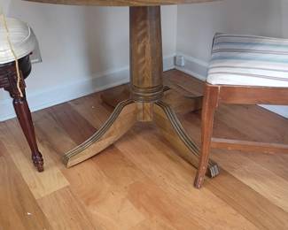 Round wood pedestal accent table, turned base, traditional style