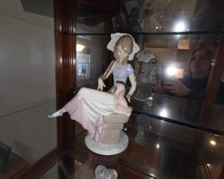 Lladro Porcelain Figurine  Shhh, Quiet Puppy second image