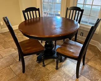 Bassett Furniture Round Pedestal Dining Table with 4 Chairs