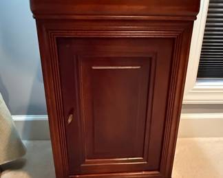 Thomasville Impressions "Martinique" Collection Louis Philippe Style Cherry Wood Bedroom Set