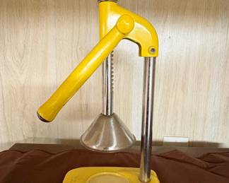 IMUSA Yellow Manual Citrus Juicer second image