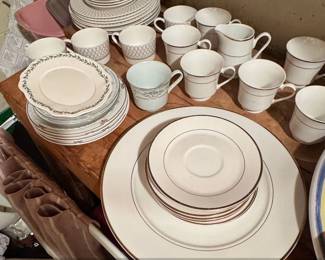 Lenox Solitaire White Dinnerware Set with Gold Trim