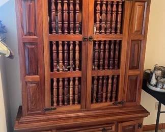 Spanish / Hacienda Cabinet