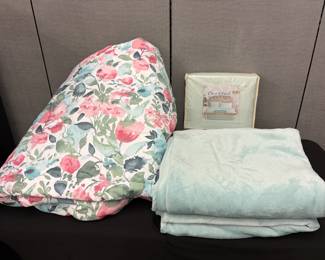 King Floral Comforter, 2 Twin Sheet Sets 2 Small Blankets