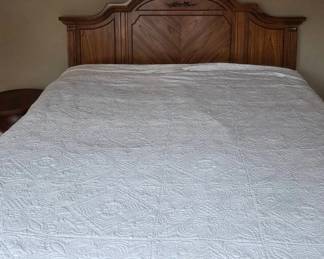 Queen Size Scalloped Edge White Quilt