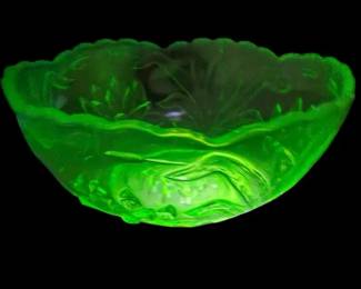 002 Fenton Waterlily and Cattails Uranium Glass Bowl 8x8x3