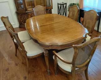 Beautiful Wooden Dinning Room Table and Chairs Set