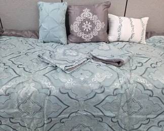 Chic Home Queen Size Comforter And Decorative Pillows