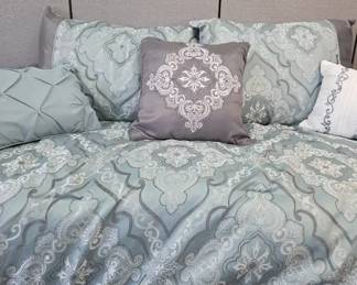 Queen Comforter And Decorative Pillows
