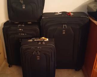 Ful set luggage. Great Condition!