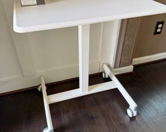 Small Mobil Desk on casters 26x19x28
