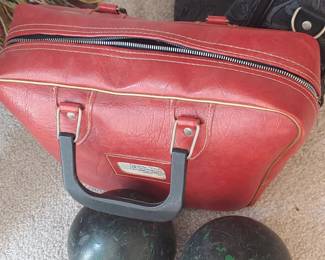 To bocce balls with leather case