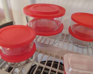 Six piece Pyrex set with lids