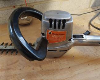 Black & Decker 15-in double edge shrub trimmer
