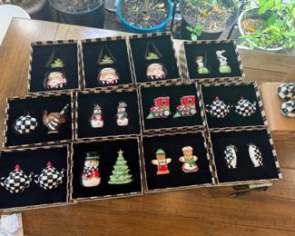 A hostess set/ S and P shaker for every season!