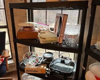 Corning mugs, wooden mug tree, electric skillet, food dehydrator, electric juicer, vintage musical rotating cake stand 