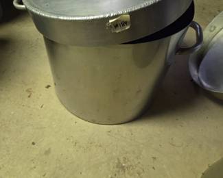 #184	Stainless Steel Cook Pot w/lid - 16x14D w/lid	 $30.00 