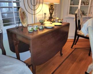 Drop leaf table