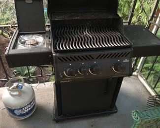 Napoleon Rogue XT gas grill with extra side burner + cover - it fires up!