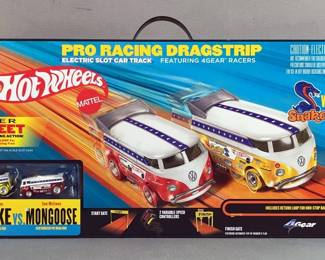 Hot Wheels Auto World Pro Racing Dragstrip Snake vs. Mongoose Electric Slot Car Track 