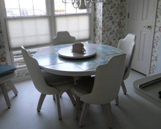 In mint condition, this amazing 1970's Formica pedestal and chairs set is remarkable