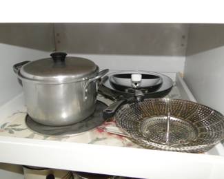 All kitchen items are in perfect condition