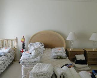 Full bed, complete with mattress and all.  And some darn soft area rugs too