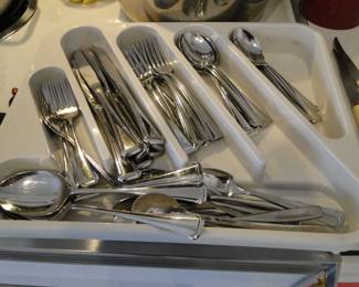 Complete silverware set