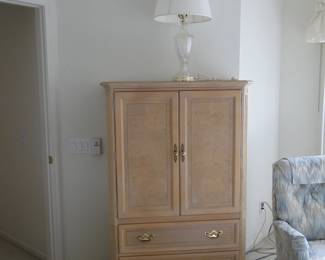 Magnificent hutch, just the right size to fit in anyone's room