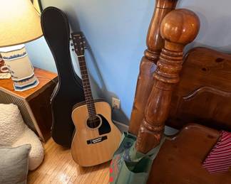 ACOUSTIC GUITAR 