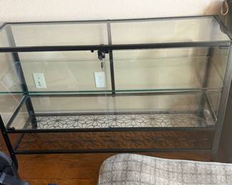 LOCKING GLASS DISPLAY CASE