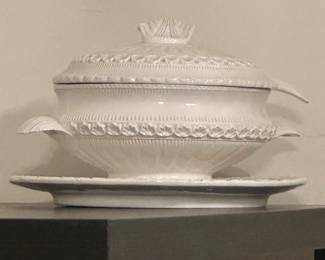 Soup tureen