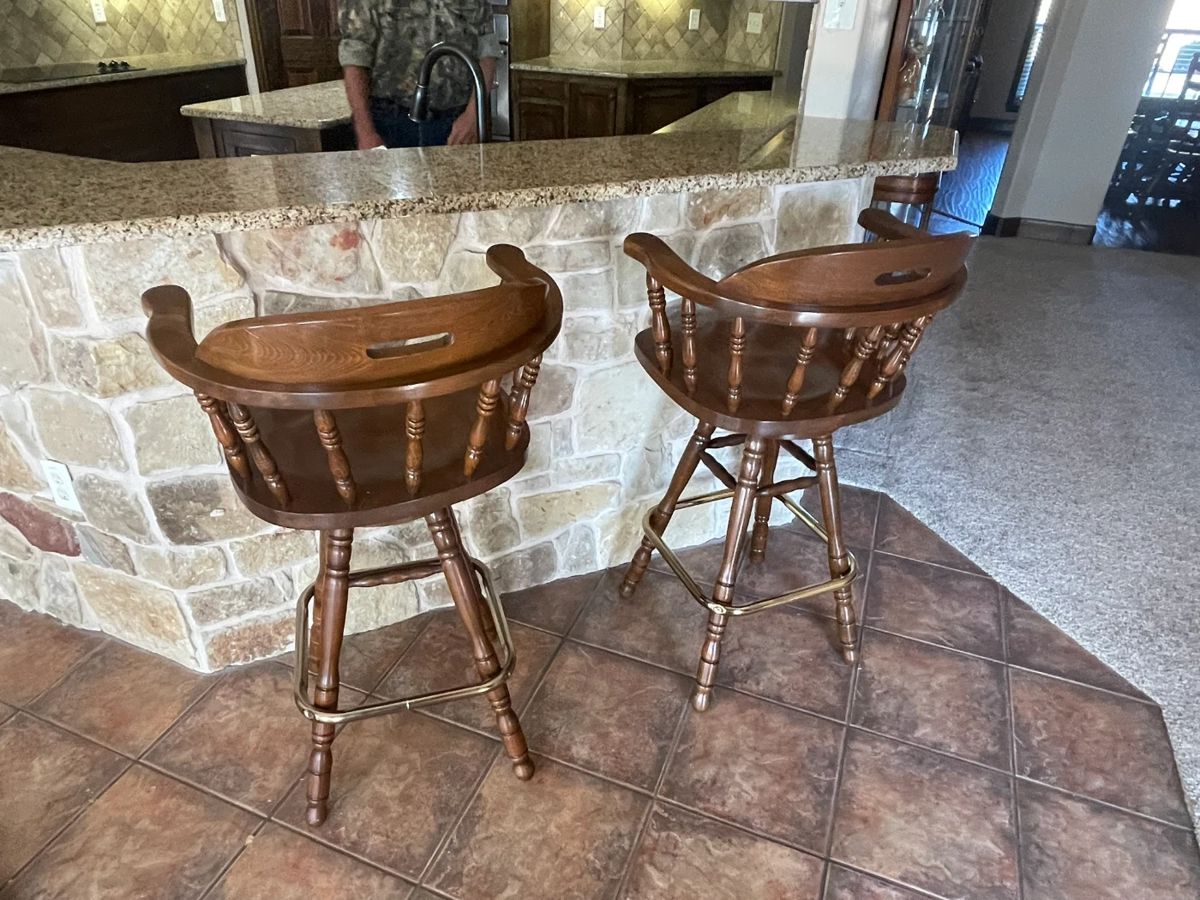 There are 4 barstools in excellent condition