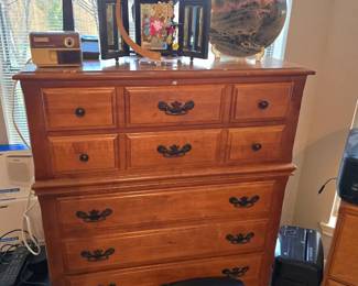 YORKTOWN - Triple dresser, chest-of-drawers, 2 nightstands 
