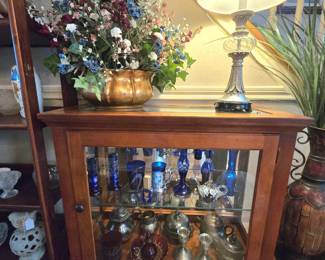 lighted display cabinet with glass/see-through top