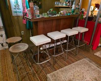 Great bar with 4 bar stools!