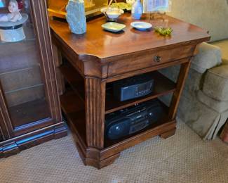 Great wooden end table!