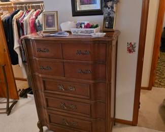 Bassett furniture chest of drawers. 