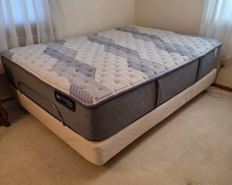 Beautiful adjustable Queen size bed with certain icomfort mattress. Excellent condition!