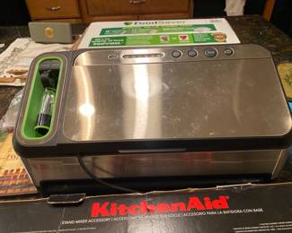 Great working condition- comes with large roll of plastic for the bags 