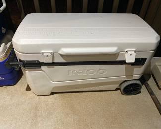 Like new Igloo Cooler on wheels and pull out handle for pulling it 