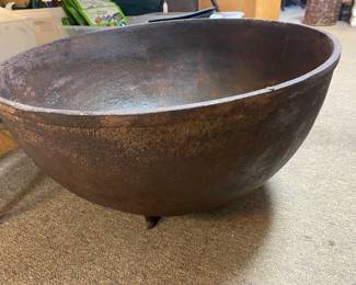 Large cauldron with gate mark