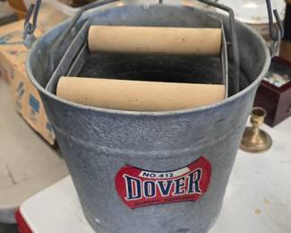 Mop bucket with rollers