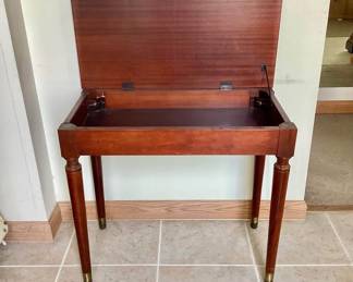Lift-top storage in the cherry piano bench