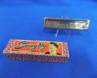 Lot 84. Hohner Sonny Box tremolo harmonica and a 2-piece box in good condition