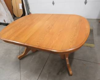 Lot 322. Oak dining room table in VGC with two 18" leaves. 60" W x 30"H x 42"D without the leaves.